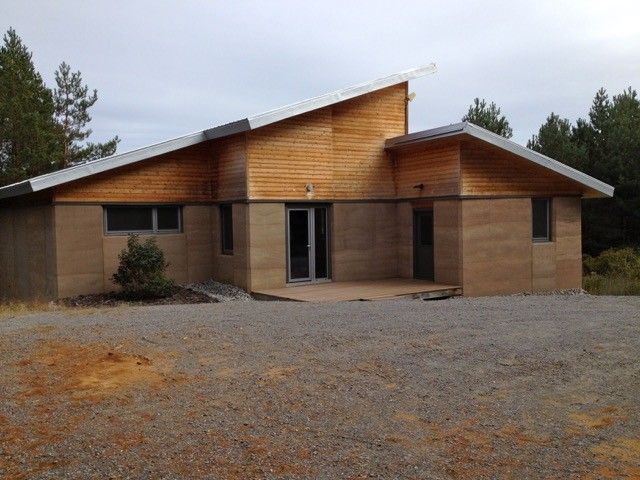Maison en terre et bois
