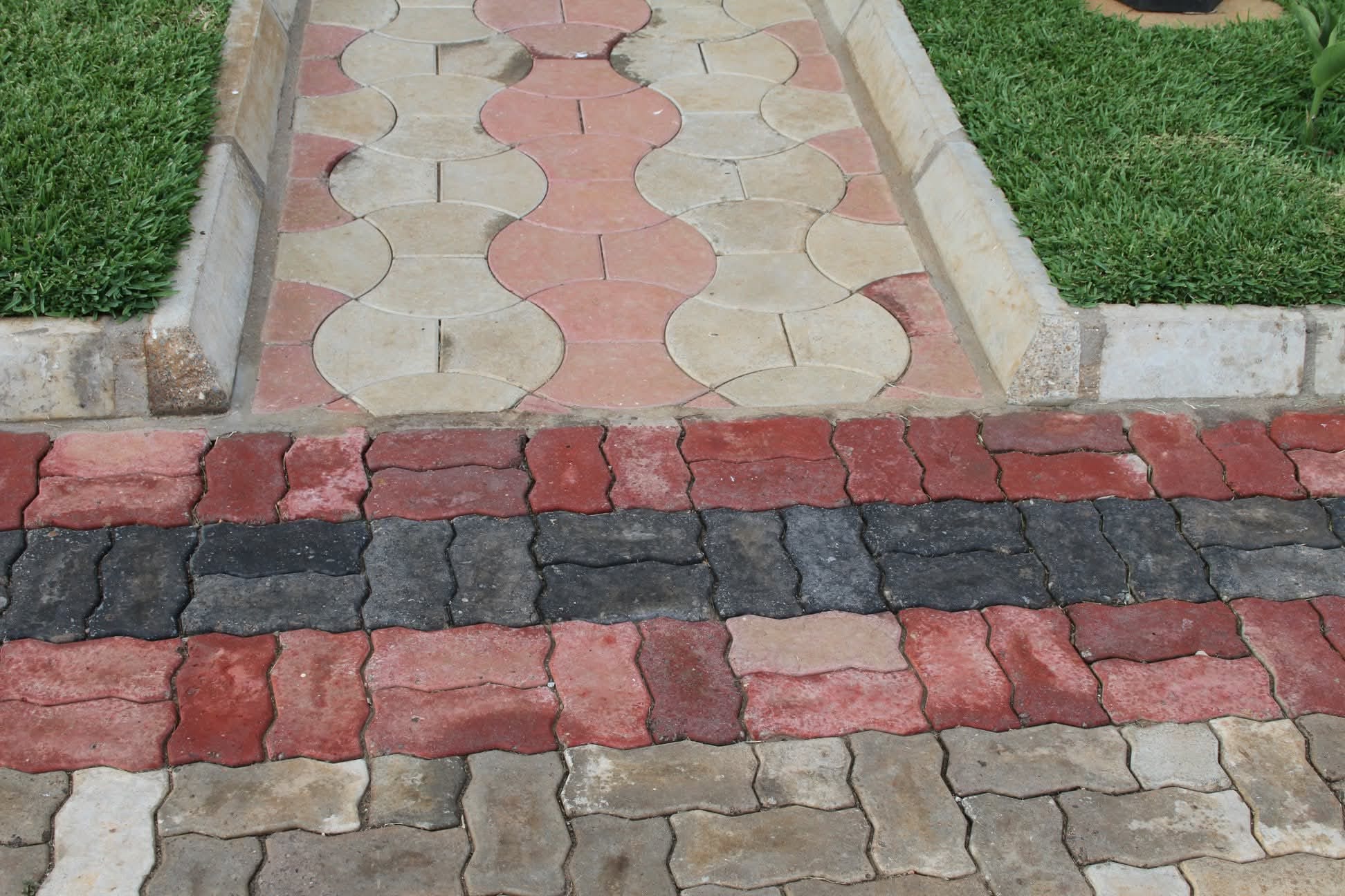 Détail de pavés colorés et bordures d’un aménagement extérieur